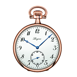 Стороны корпуса и кольцо крепления цепочки украшены отделкой по образцу исторической модели 1911 года.