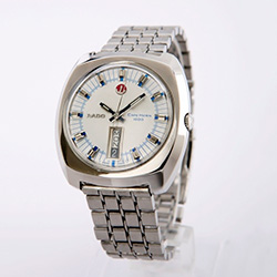 Одна из моделей часов «Rado Cape Horn» образца 1971 года: корпус 42 мм х 38 мм, материал – нержавеющая сталь твёрдостью 200-250 Vickers.